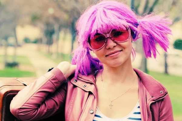 Bella giovane donna con occhiali da sole rosa e capelli viola — Foto Stock