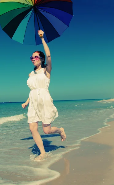 Beau modèle tenant parapluie — Photo