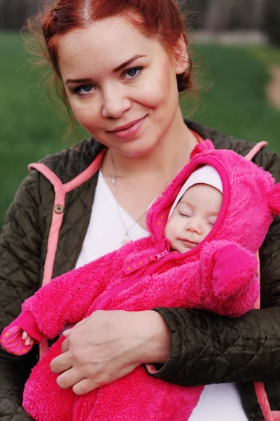 屋外の彼女の 2 ヶ月の赤ちゃんを持つ若い母親 — Stock fotografie