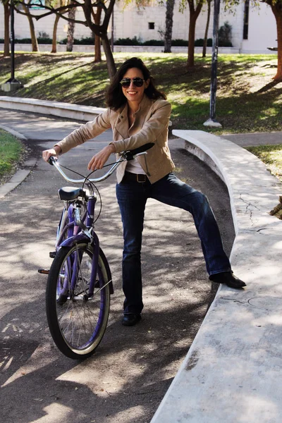 Woman with vintage bycicle — Stock Photo, Image