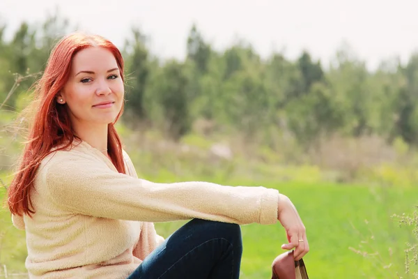 Portret van mooie vrouw buitenshuis — Stockfoto