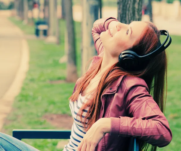 Mulher bonita com fones de ouvido ao ar livre — Fotografia de Stock