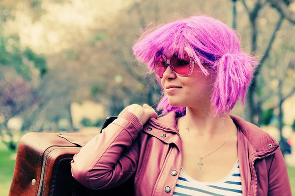 Красивая молодая женщина в розовых солнечных очках и фиолетовых волосах — стоковое фото