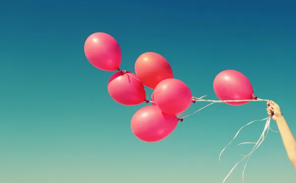 Röda ballonger på bakgrund av blå himmel — Stockfoto