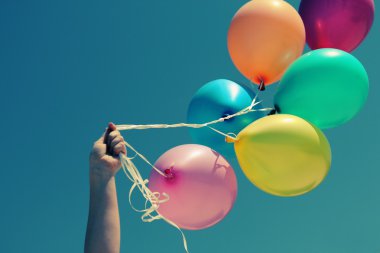 Renkli balonları kapat