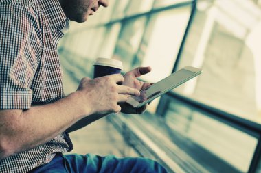 adamın elleri tablet ile yukarıya kapatmak