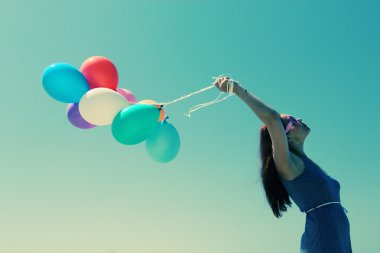 młode Rude kobiety gospodarstwa kolorowe balony