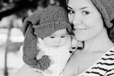 Mutlu anne ve bebeğinin açık havada portresi.