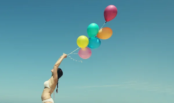 Jovem ruiva segurando balões coloridos — Fotografia de Stock