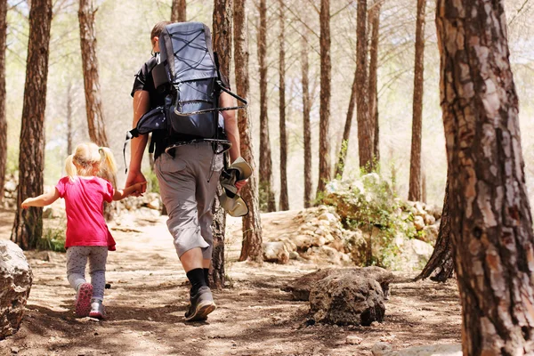 Baba ile çocuk hiking — Stok fotoğraf