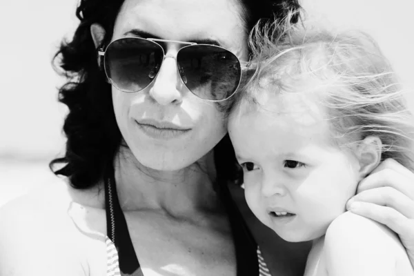 母と彼女の娘のビーチの肖像画 — ストック写真