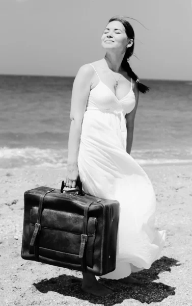Kvinna med vintage väska — Stockfoto