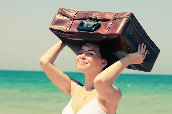 Frau mit Koffer am Strand — Stockfoto