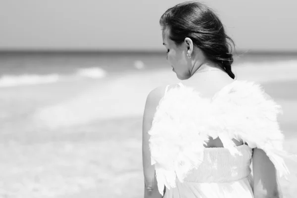 Engel etnische vrouw in de buurt van de zee — Stockfoto