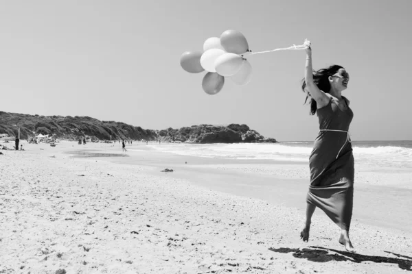 Junge rothaarige Frau mit bunten Luftballons — Stockfoto