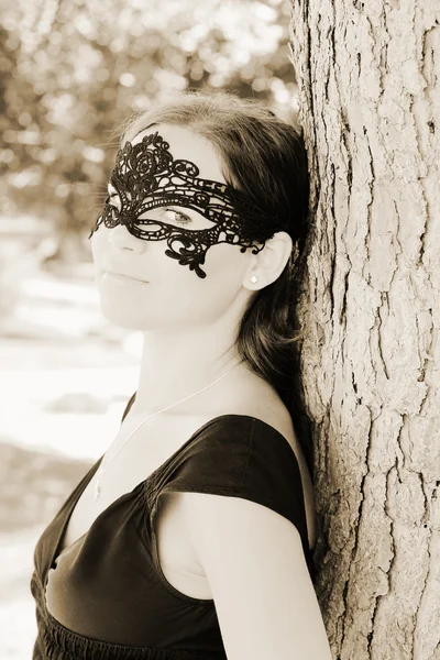 Portret van mooie vrouw in masker buitenshuis — Stockfoto