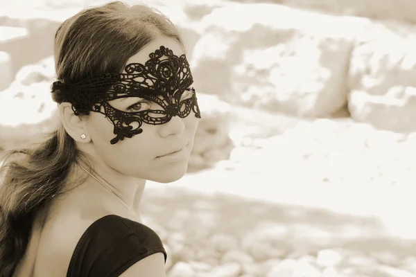 Maskeli açık havada güzel bir kadın portresi — Stok fotoğraf