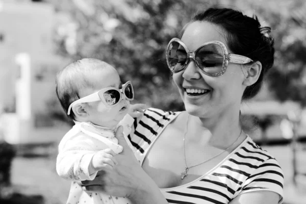 Retrato de feliz madre cariñosa y su bebé al aire libre —  Fotos de Stock