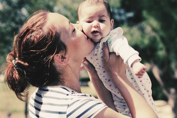 Portret van een gelukkige liefhebbende moeder en haar baby buiten — Stockfoto