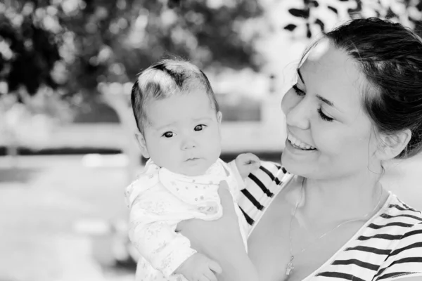 Retrato de feliz madre cariñosa y su bebé al aire libre —  Fotos de Stock