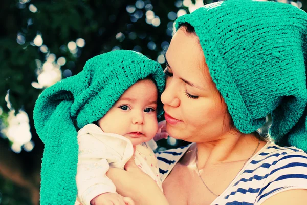 Retrato de mãe amorosa feliz e seu bebê ao ar livre — Fotografia de Stock