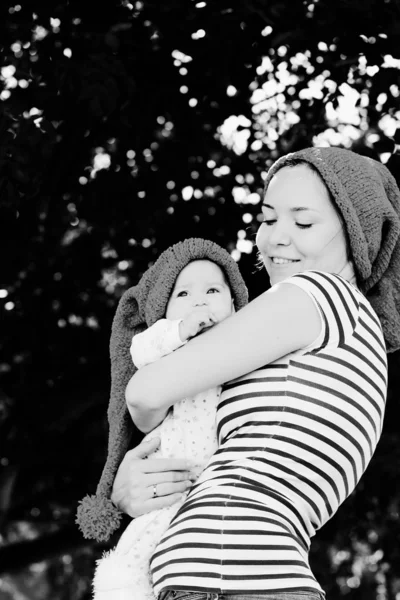 幸せな愛の母と彼女の赤ちゃんの屋外の肖像画 — ストック写真