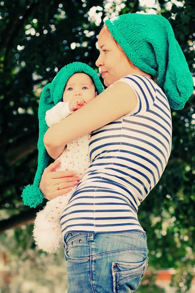 Retrato de mãe amorosa feliz e seu bebê ao ar livre — Fotografia de Stock