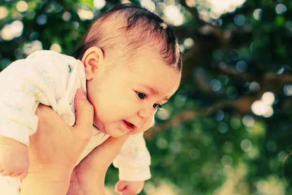 Stående 3 månader gammal baby utomhus — Stockfoto