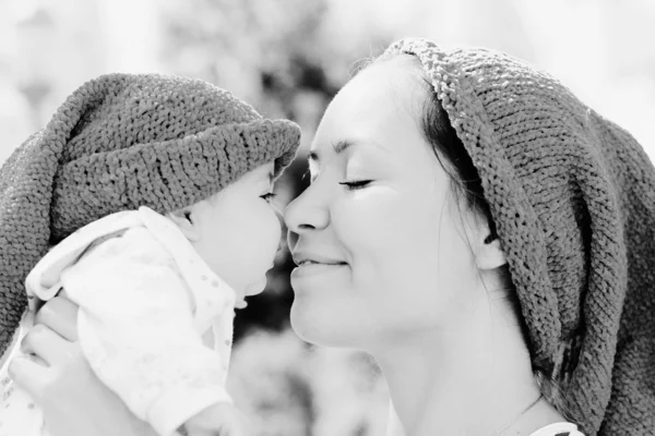 Retrato de mãe amorosa feliz e seu bebê ao ar livre — Fotografia de Stock