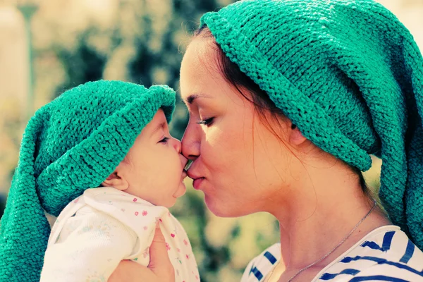 Ritratto di felice madre amorevole e il suo bambino all'aperto — Foto Stock