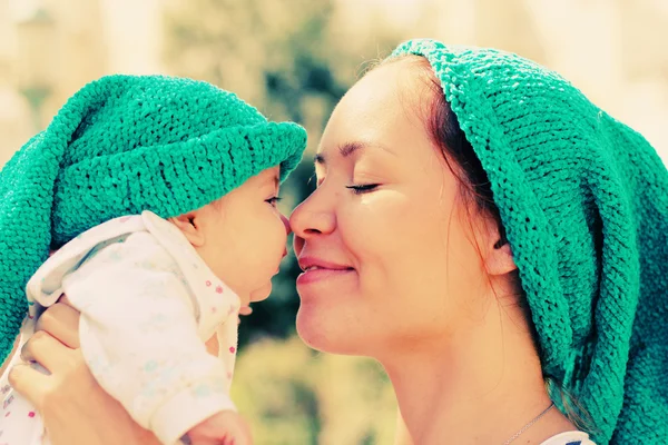 Portret van een gelukkige liefhebbende moeder en haar baby buiten — Stockfoto