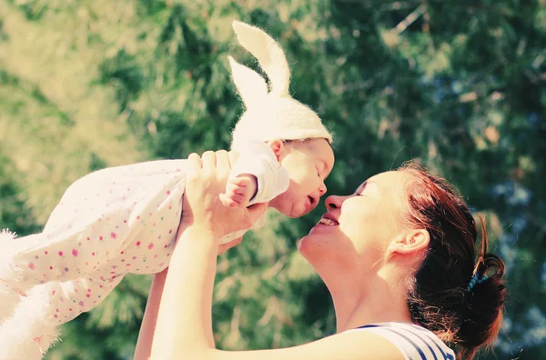 Retrato de mãe amorosa feliz e seu bebê ao ar livre — Fotografia de Stock