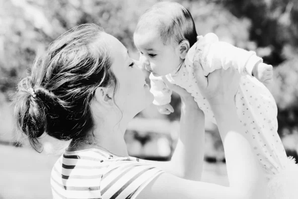 Retrato de feliz madre cariñosa y su bebé al aire libre — Foto de Stock