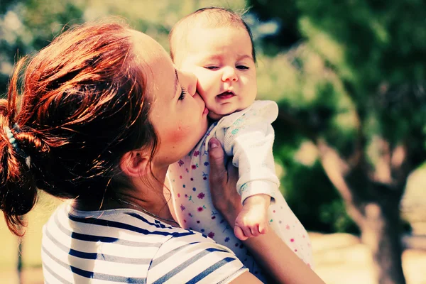 Retrato de mãe amorosa feliz e seu bebê ao ar livre — Fotografia de Stock