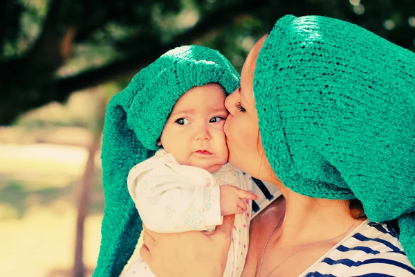 Retrato de feliz madre cariñosa y su bebé al aire libre — Foto de Stock