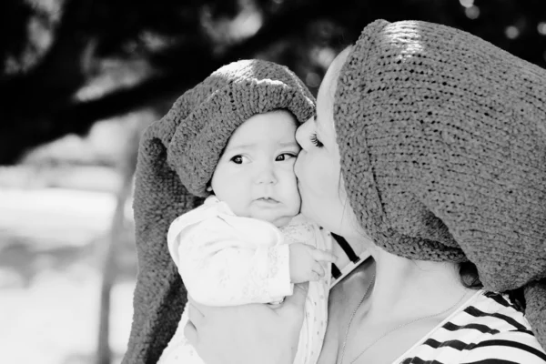 Portret van een gelukkige liefhebbende moeder en haar baby buiten — Stockfoto