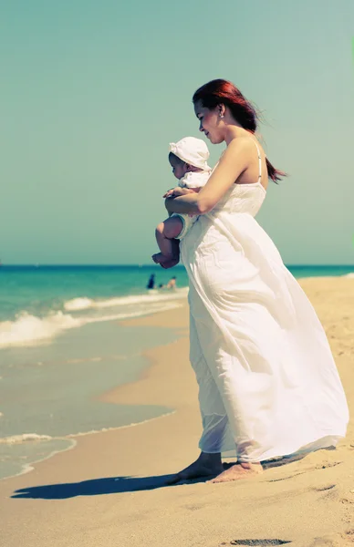 Porträt einer glücklich liebenden Mutter und ihres Babys am Strand — Stockfoto