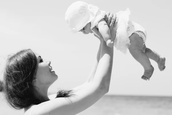 Retrato de feliz mãe amorosa e seu bebê na praia — Fotografia de Stock