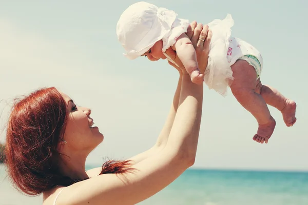 Porträt einer glücklich liebenden Mutter und ihres Babys am Strand — Stockfoto