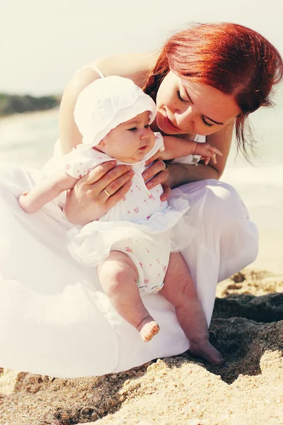 快乐慈爱的母亲和她的孩子在海滩的肖像 — 图库照片