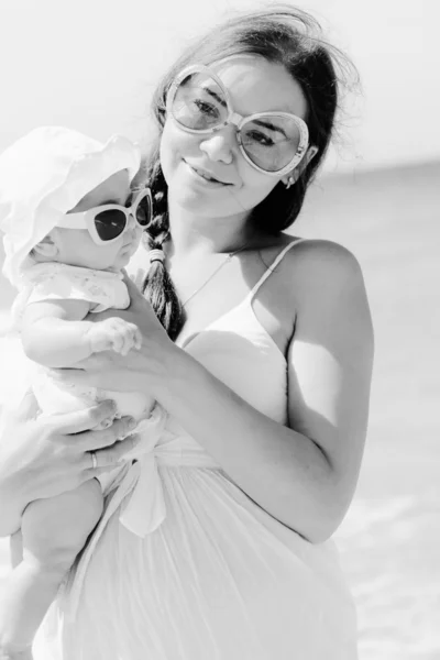 Mutlu sevgi dolu bir anne ve bebeği plaj portre — Stok fotoğraf