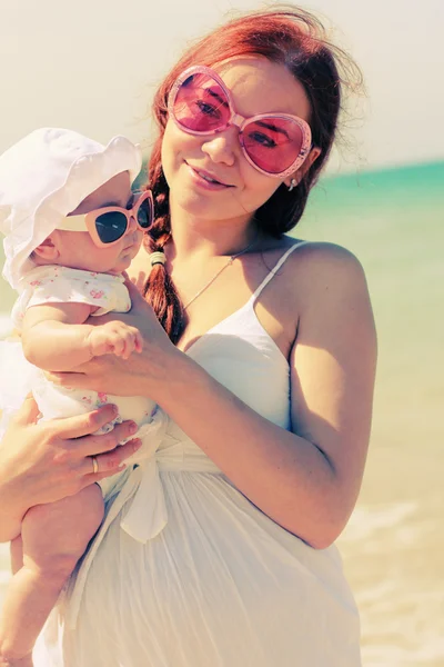 Retrato de feliz mãe amorosa e seu bebê na praia — Fotografia de Stock