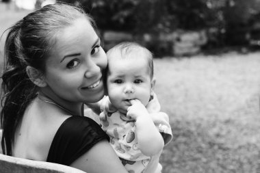 Anne ve bebek açık havada