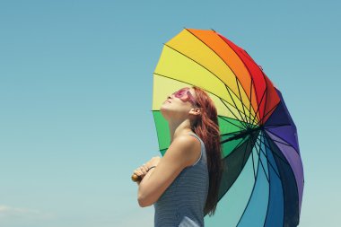 model holding şemsiyesi