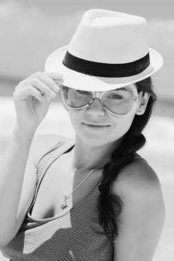 seaside adlı kadın