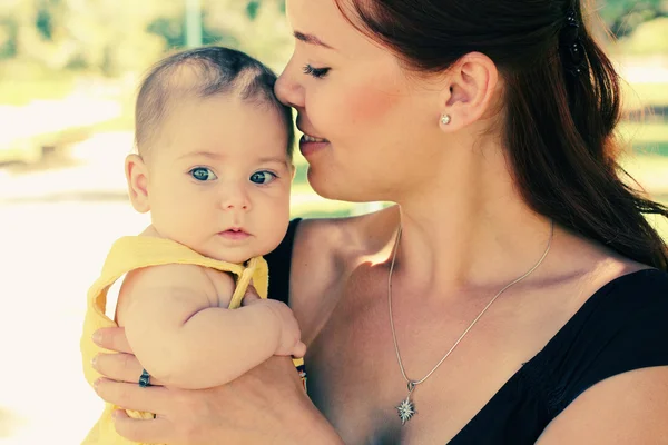 Mother and baby outdoors — Stock Photo, Image