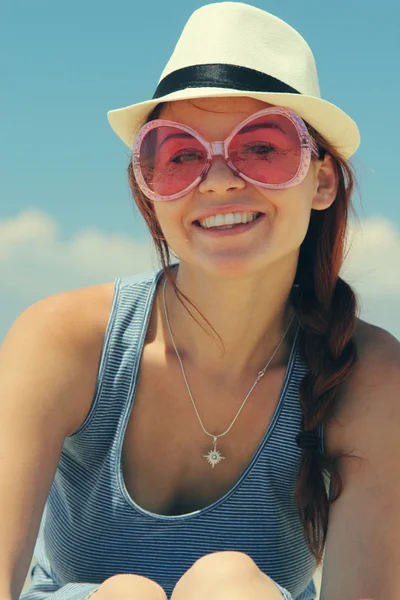 Femme au bord de la mer — Photo