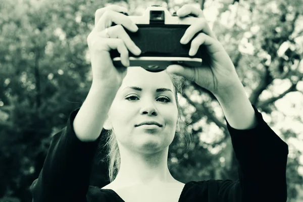 Mujer tomando fotos de sí misma —  Fotos de Stock