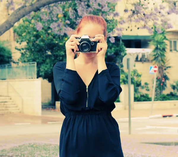 Vrouw met vintage camera — Stockfoto