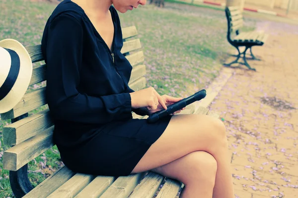 Hands with tablet — Stock Photo, Image